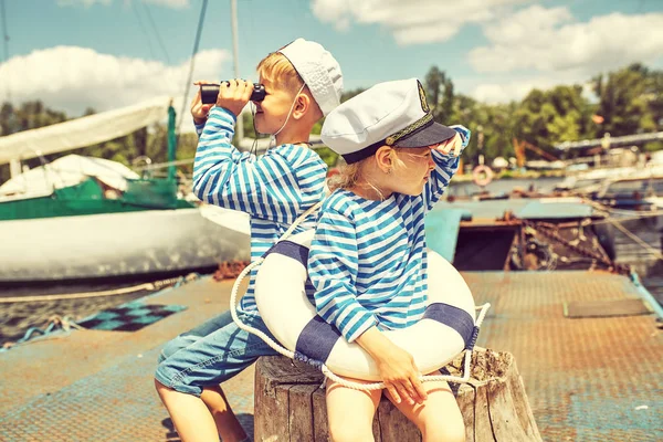 Kinderspel, kijk voor avontuur  . — Stockfoto