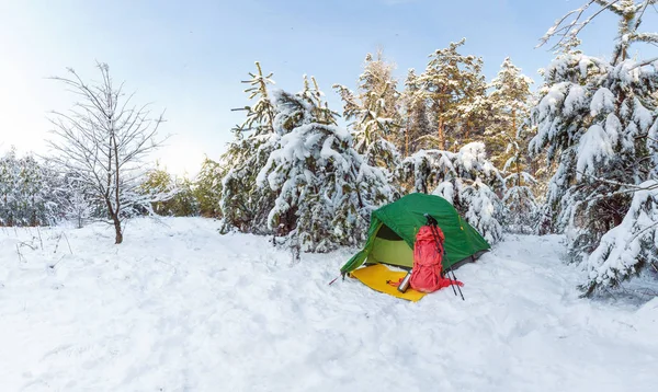 Zelt Camping Schneeschuhe Rucksack Mit Der Notwendigen Ausrüstung Für Eine — Stockfoto