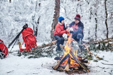 Bir halt kış ormandaki turistlere