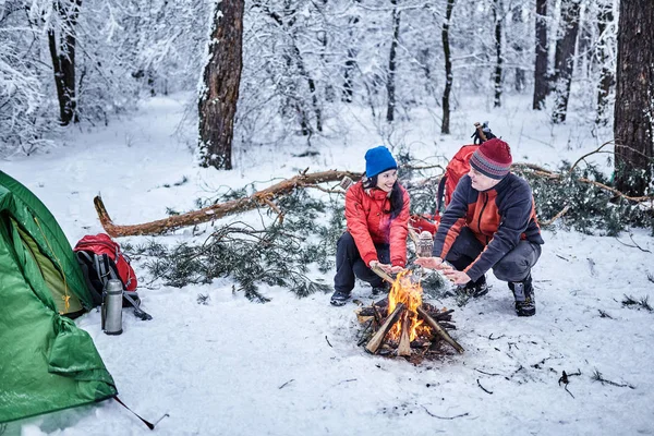 Les touristes s'arrêtent dans la forêt d'hiver — Photo