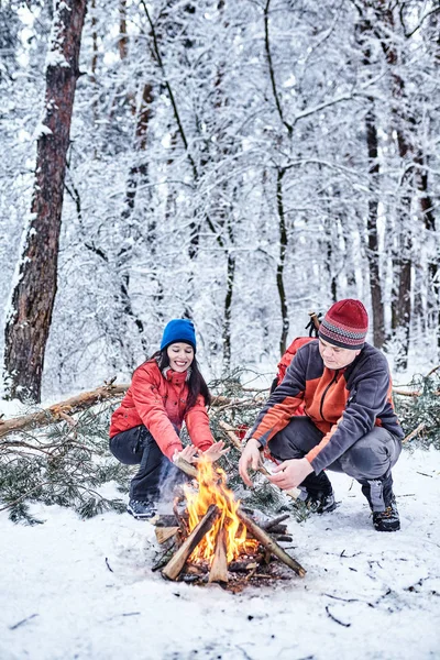 Τουρίστες σε μια στάση μέσα στο δάσος του χειμώνα — Φωτογραφία Αρχείου