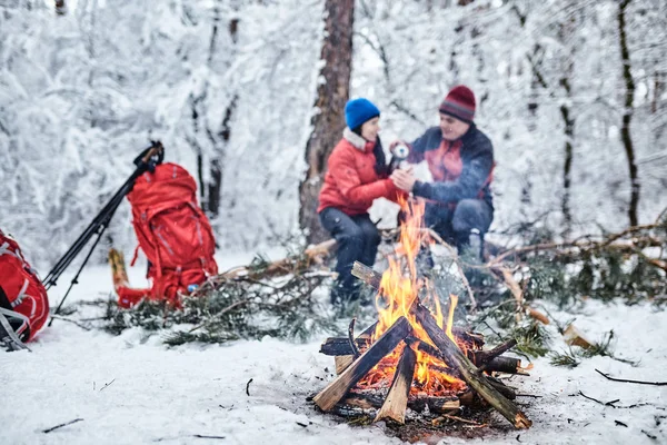 Tourists on a halt in the winter forest — Stock Photo, Image