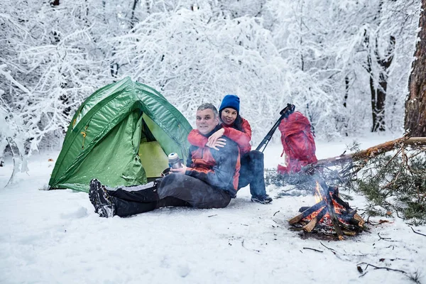 Turistas em uma parada na floresta de inverno — Fotografia de Stock