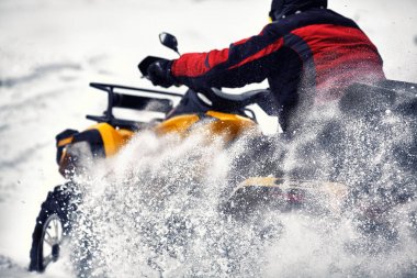 Quad Bisiklet ormandaki yürüyüşte kış.