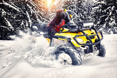 Quad Bisiklet ormandaki yürüyüşte kış.