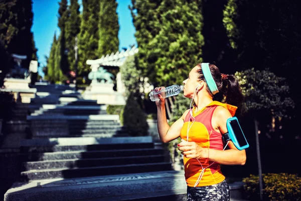 Femme courant dans le parc le matin — Photo