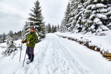 Adam ağır sırt çantası ile günbatımı dağlar, hiking.