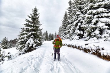 Adam ağır sırt çantası ile günbatımı dağlar, hiking.