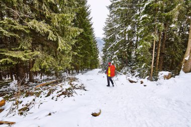 Adam ağır sırt çantası ile günbatımı dağlar, hiking.