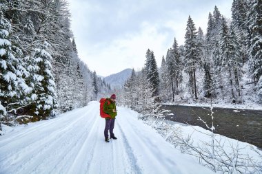 Adam ağır sırt çantası ile günbatımı dağlar, hiking.