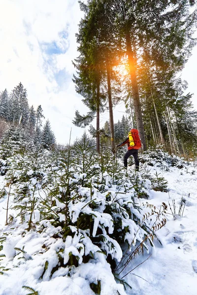 Mann på fottur ved solnedgang fjell med tung ryggsekk . – stockfoto