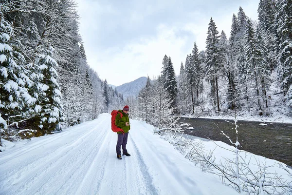 Adam ağır sırt çantası ile günbatımı dağlar, hiking.