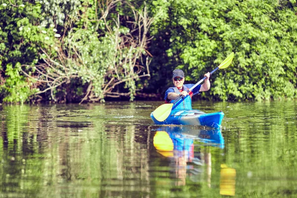 Hombre remando un kayak en el día de verano . —  Fotos de Stock
