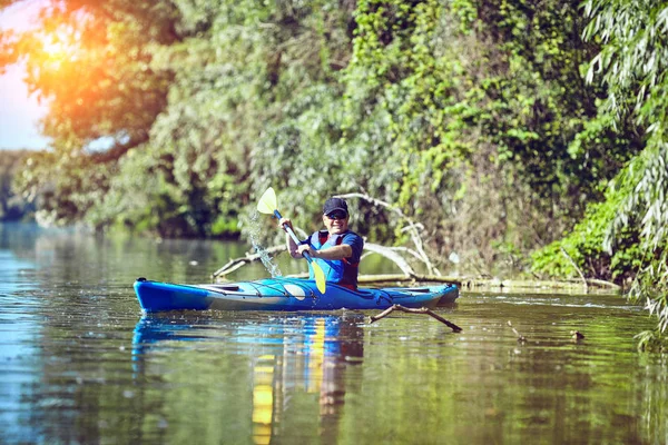 Homme pagayant un kayak le jour de l'été . — Photo