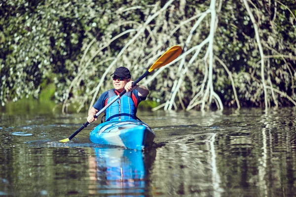 Homme pagayant un kayak le jour de l'été . — Photo