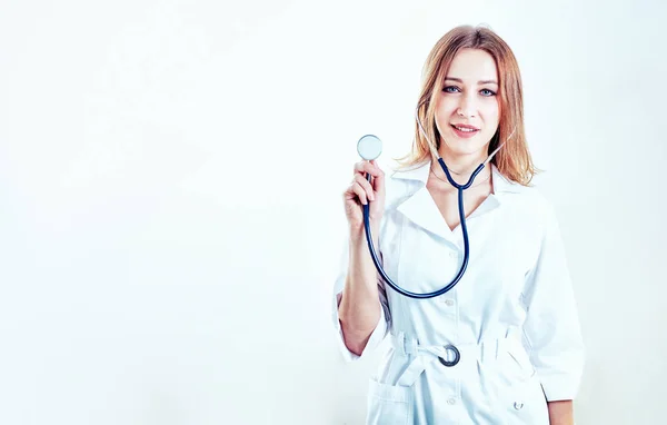 Nahaufnahme einer Krankenschwester vor hellem Hintergrund — Stockfoto