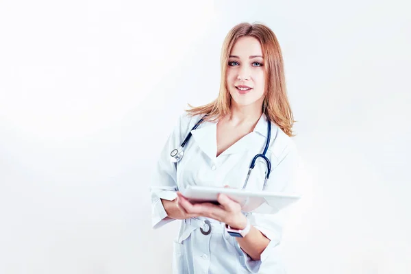 Doctor in de witte medische vacht is met behulp van een tablet en glimlachend gebruikswoord — Stockfoto