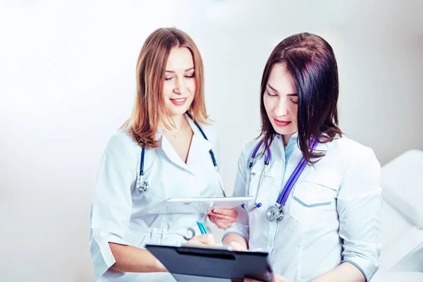 El médico escribe la receta en el hospital. — Foto de Stock