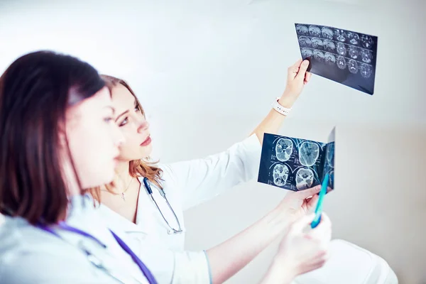 Женщина-врач, диагностирующая рентгеновское изображение пациентке  . — стоковое фото