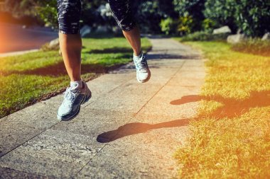 Sabah parkta koşuşturan kadın