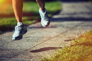 Sabah parkta koşuşturan kadın