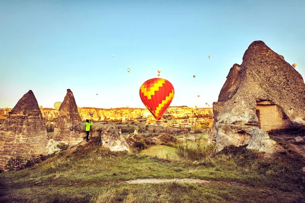 Barevný horkovzdušný balón na festivalu — Stock fotografie