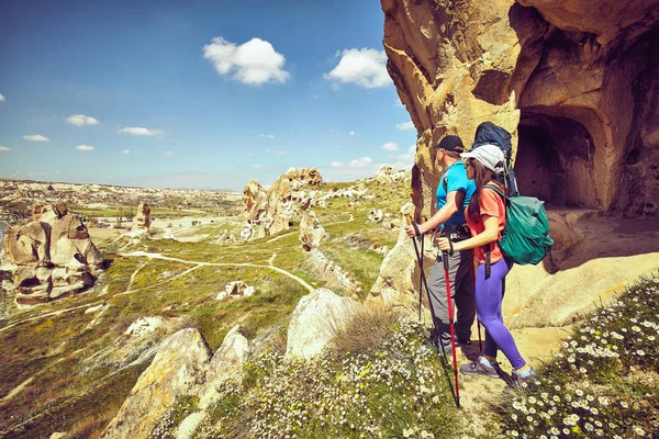 Viajar é uma rota turística com uma mochila . — Fotografia de Stock