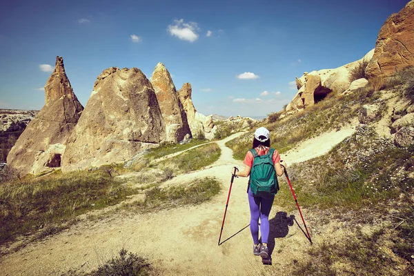 Traveling is a tourist route with a backpack. — Stock Photo, Image