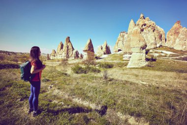 Seyahat bir turist bir sırt çantası ile yoldur.