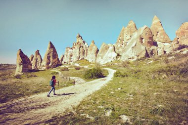 Seyahat bir turist bir sırt çantası ile yoldur.