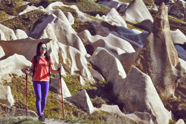 Seyahat bir turist bir sırt çantası ile yoldur.