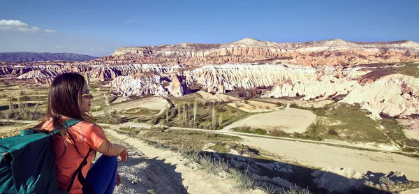 Seyahat bir turist bir sırt çantası ile yoldur. — Stok fotoğraf