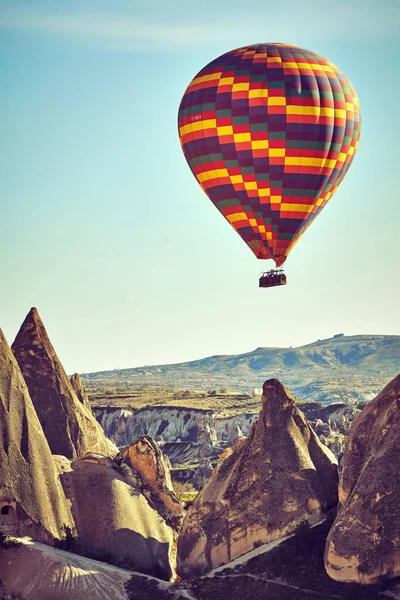 Kleurrijke luchtballon op het festival — Stockfoto