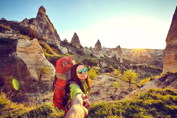Traveling is a tourist route with a backpack. — Stock Photo, Image