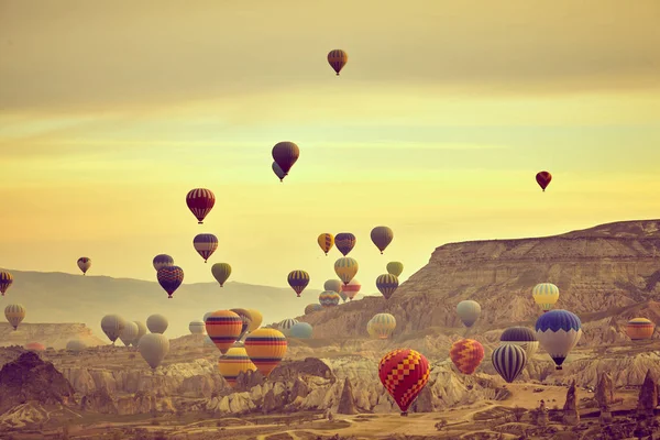 Farverige varmluftsballon på festivalen - Stock-foto