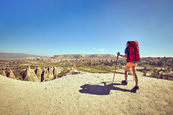 Viajar é uma rota turística com uma mochila . — Fotografia de Stock