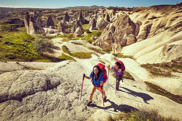 Pedestrian tourism, people travel with backpacks, in the open ai — Stock Photo, Image