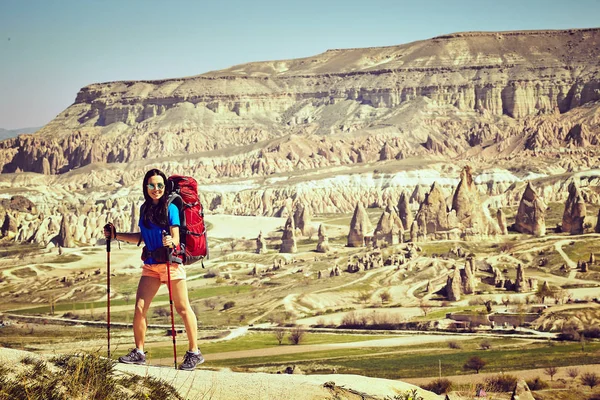 Turismo pedestre, as pessoas viajam com mochilas, em aberto ai — Fotografia de Stock