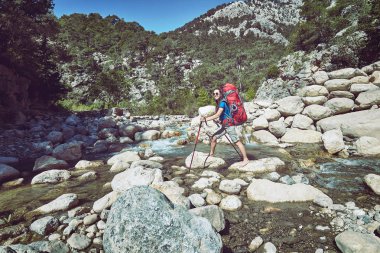 Seyahat bir turist bir sırt çantası ile yoldur