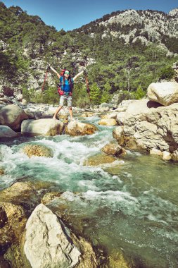 Seyahat bir turist bir sırt çantası ile yoldur