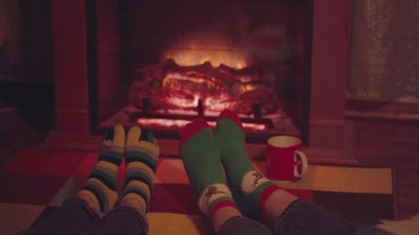 Voeten Wollen Sokken Bij Open Haard Van Kerstmis Close Voeten — Stockvideo