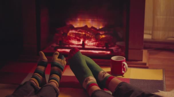 Füße Wollsocken Kamin Nahaufnahme Auf Den Beinen Konzept Für Winter — Stockvideo