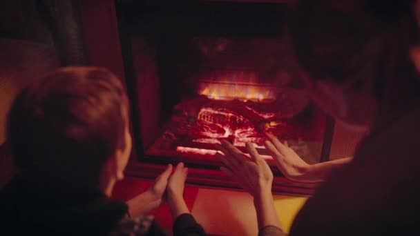 Família Está Descansando Pelas Mãos Quentes Aquecimento Fogo Inverno Natal — Vídeo de Stock
