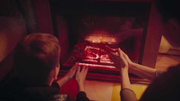 Familia Descansa Junto Las Cálidas Manos Que Calientan Fuego Concepto — Vídeos de Stock
