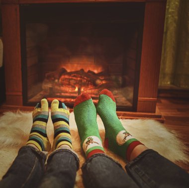 Ayaklarda Yün çorap şömine kış döneminde