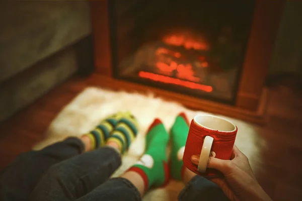 Pies en calcetines de lana cerca de la chimenea en invierno — Foto de Stock