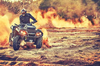 Kum tepeleri içinde Atv sürme Genç kum bir dönüş yapma
