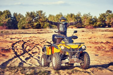 Kum tepeleri içinde Atv sürme Genç kum bir dönüş yapma