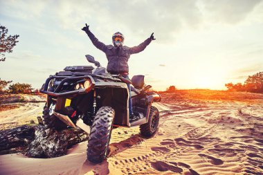 Kum tepeleri içinde Atv sürme Genç kum bir dönüş yapma