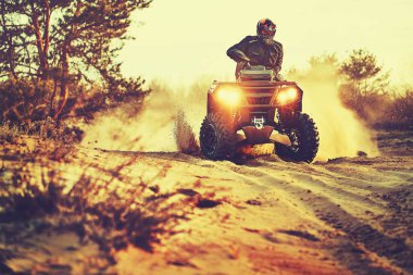 Kum tepeleri içinde Atv sürme Genç kum bir dönüş yapma